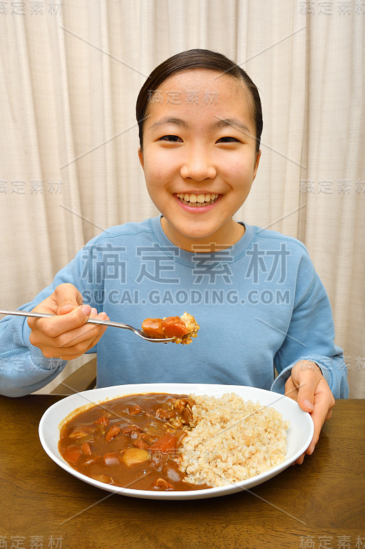 一个日本女孩喜欢吃咖喱和米饭