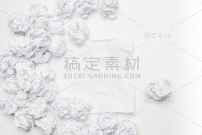 皱巴巴的纸团和空白纸