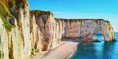 风景如画的白色白垩悬崖和天然拱门埃特尔塔，诺曼底，法国的全景