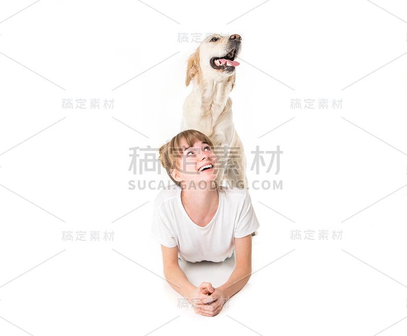 漂亮的少女和她美丽的金毛猎犬在白色的背景