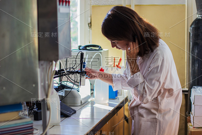 年轻女性实验室技术员