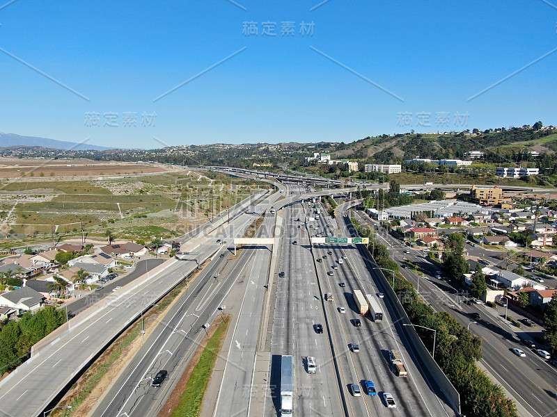 公路鸟瞰图与车辆运动钻石酒吧城市，美国加州