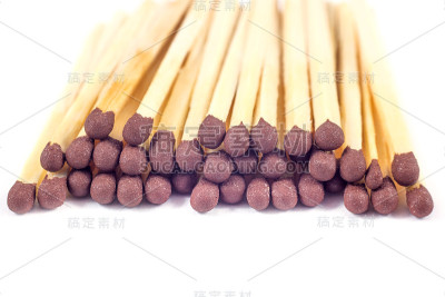 一组火柴棒孤立在白色背景上