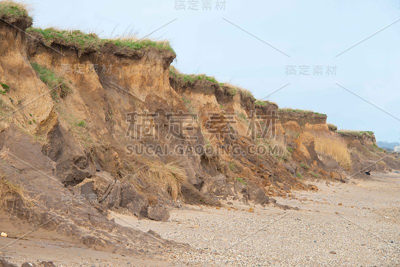 悬崖边缘到海滩