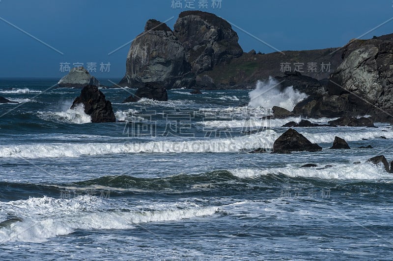 海浪拍打着海滩