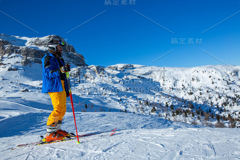 滑雪者站在冬季山上的斜坡上