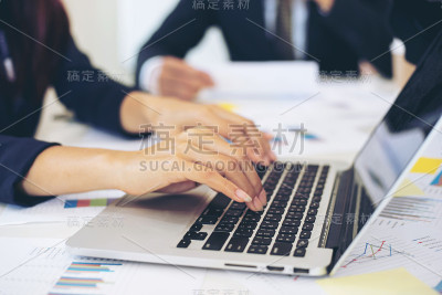 近手商务女性员工秘书使用笔记本电脑的会议记录-业务概念