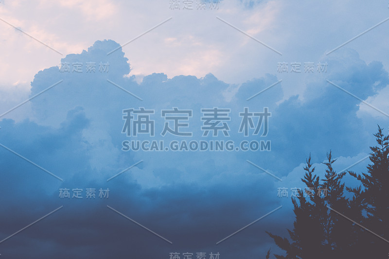 深蓝色暴风雨多云的天空自然照片背景与阳光，鸟类和月亮