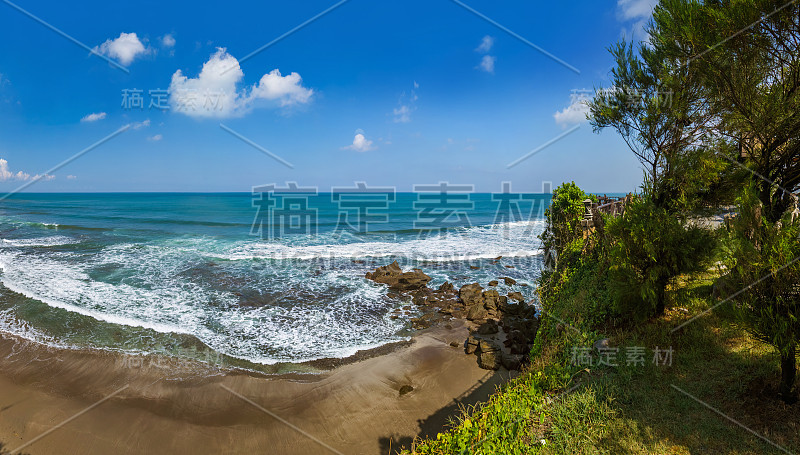 海滩附近的塔纳Lot寺庙-印度尼西亚巴厘岛