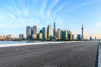 上海现代化的商业建筑和空旷的柏油路