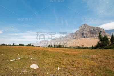 2017年秋季，美国蒙大拿州的洛根山口在冰川国家公园的隐湖徒步旅行路线上看到