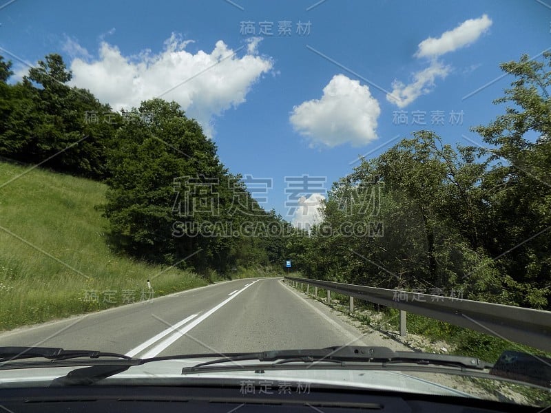 穿过乡村的道路上方有一朵心形的云