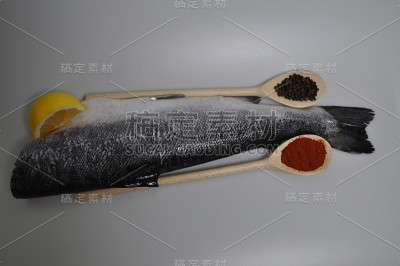 没有头的红色鱼的尸体
