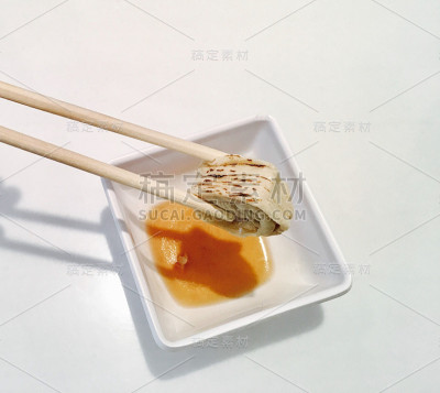 煎蛋寿司或筷子手握烧