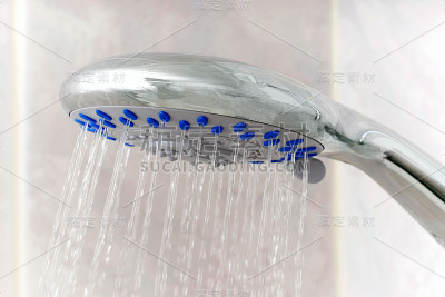 特写水从淋浴喷头