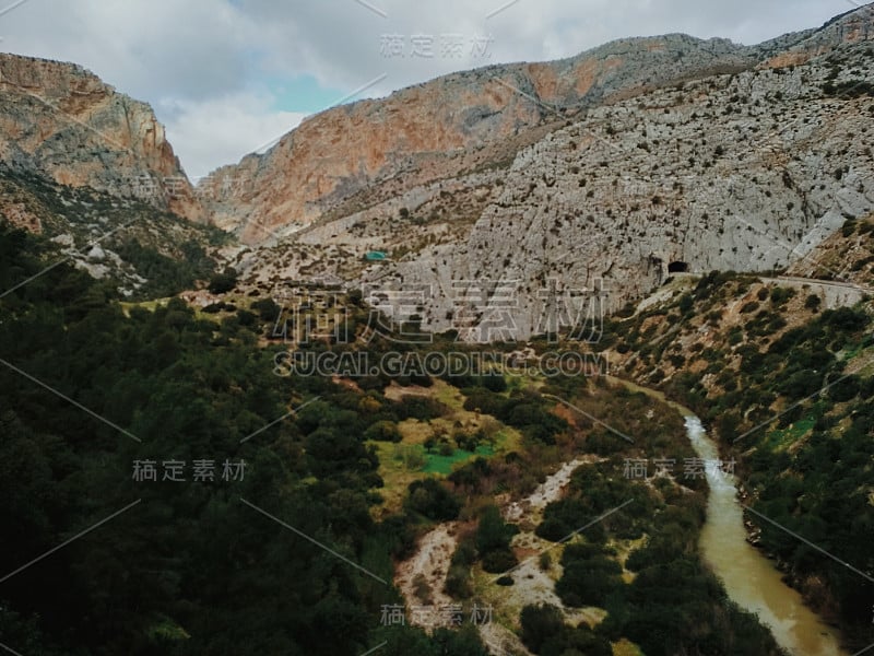 世界上最危险的小径之一“国王之路”(El Caminito del Rey)的广角人行道于2015年