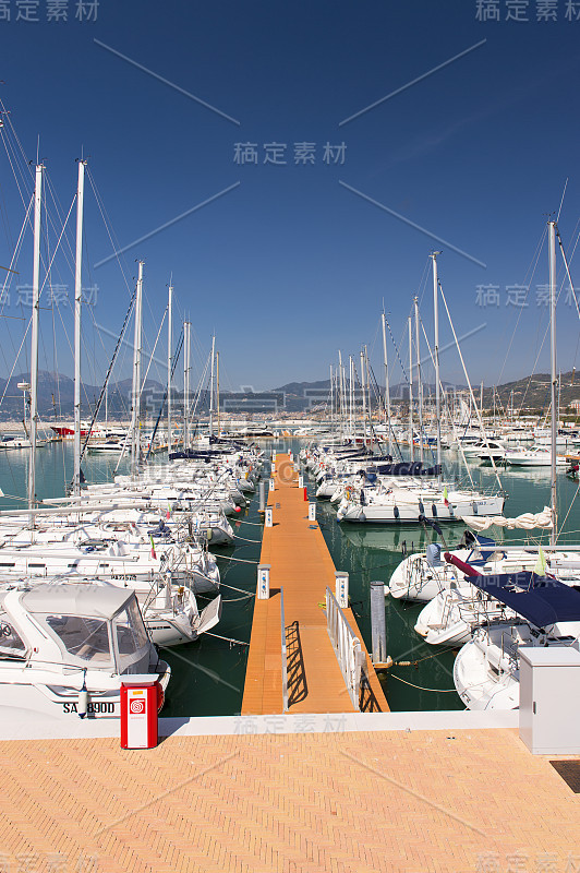 游艇和摩托艇停泊在Marina D'Arechi