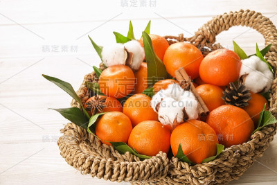 在乡村白色木制背景上的桔子