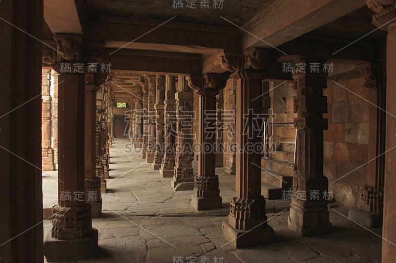 印度德里Qutub Minar建筑群quwwat ul-islam清真寺的回廊柱子