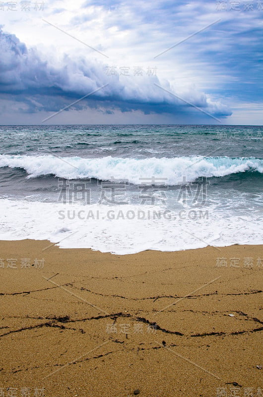 在暴风雨天的海滩上看