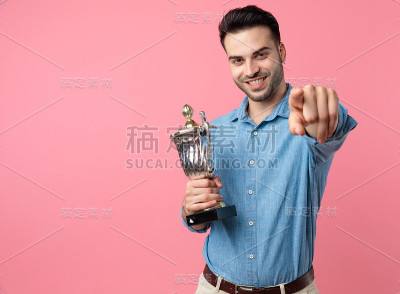 快乐的年轻人拿着奖杯，互相指责