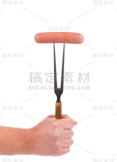 用叉子煮香肠。
