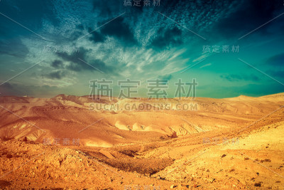 多山的沙漠，多云的天空。日落时以色列的犹太沙漠