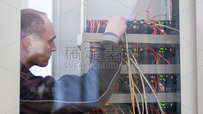电工工程师测试继电保护系统上的电气装置