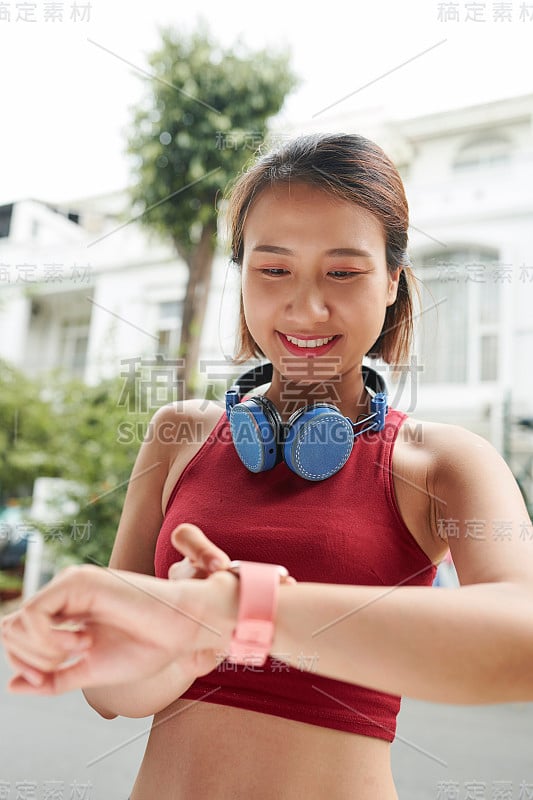 有个女人在看智能手表上的通知