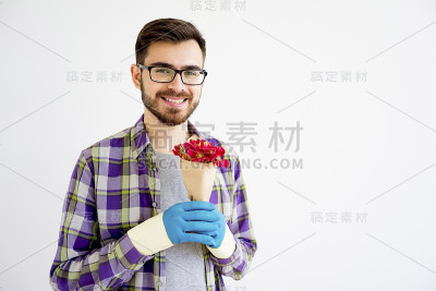 手持鲜花的男园丁