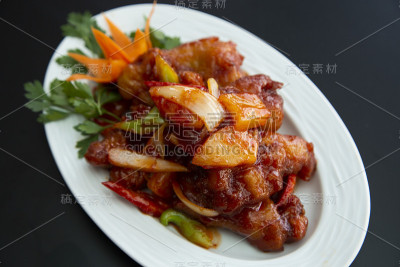 甜酱鱼、牛肉和鸡汤照片