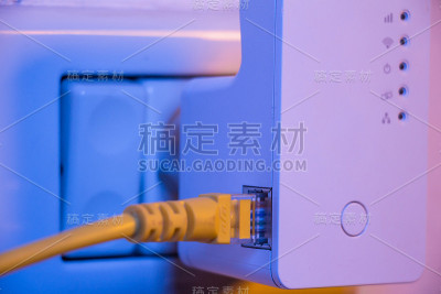 WiFi扩展器插在墙上的电源插座上，插着以太网线