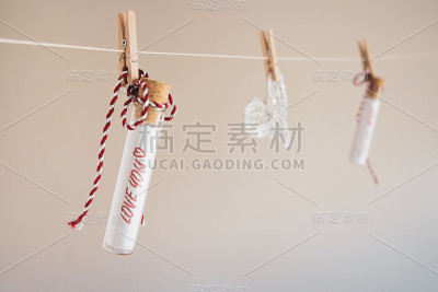 爱你的信息装在一个小瓶子里，挂在一个夹子上。