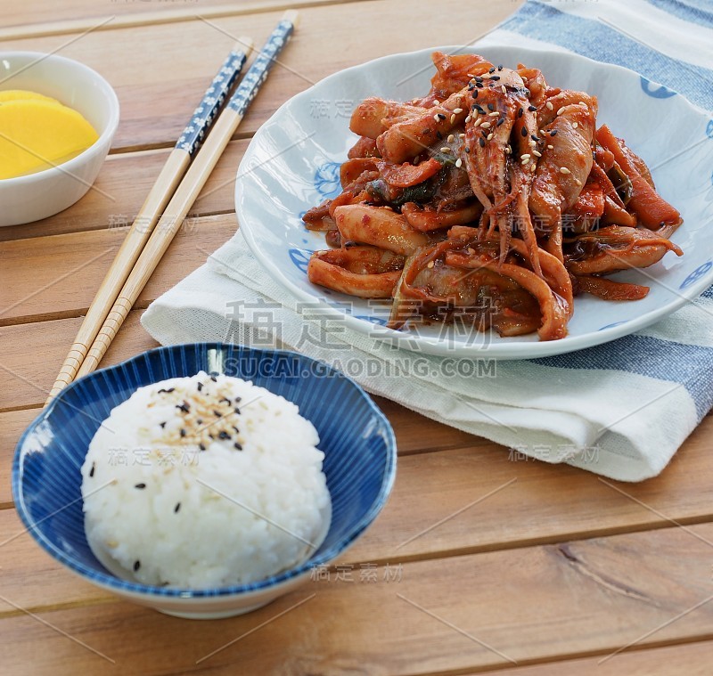 韩国食物炒鱿鱼和米饭，泡菜，辛辣食物