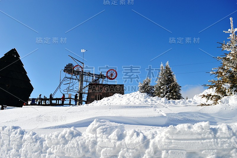 滑雪者在雪地上的跑道上