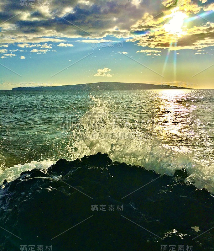 海浪撞击着熔岩岩石