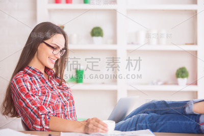 微笑的女人使用笔记本电脑