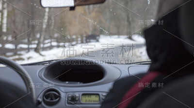 一个女人开着她的新车