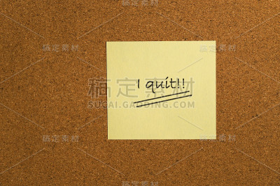 黄色便利贴提醒“我辞职了”