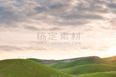 云景和高山草甸在日出的山上