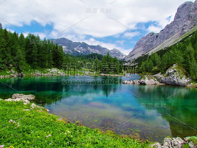 美丽多彩的湖在特里格拉夫湖山谷