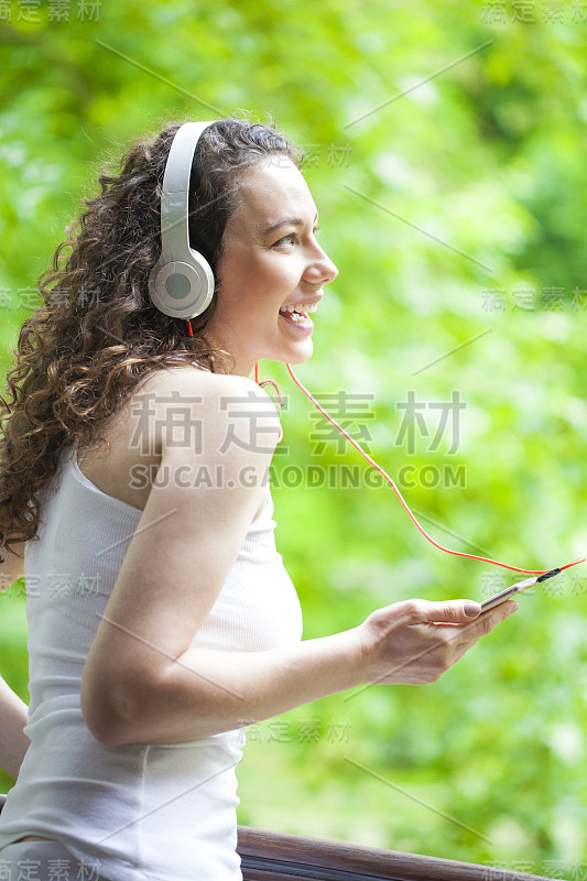 年轻女子在用智能手机听音乐