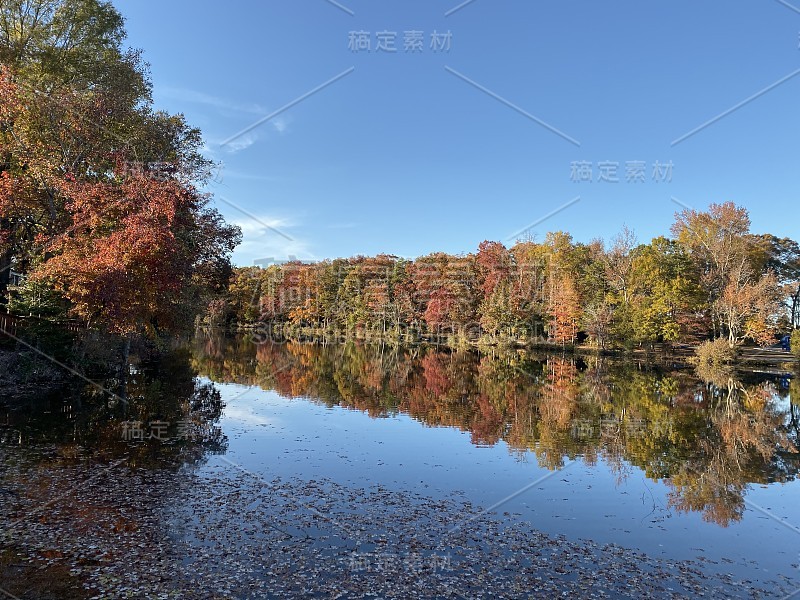 秋天俯瞰湖面