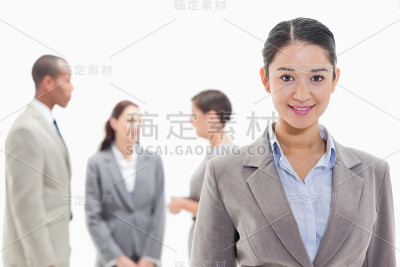 女商人站在同事面前