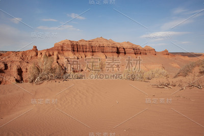 科曼察夫峡谷的红色悬崖