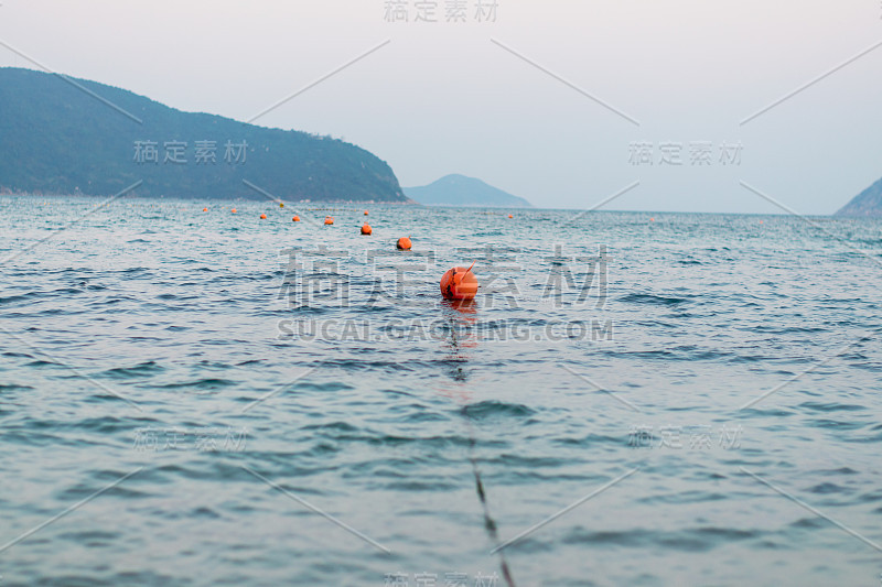 橙色的浮标漂浮在海面上