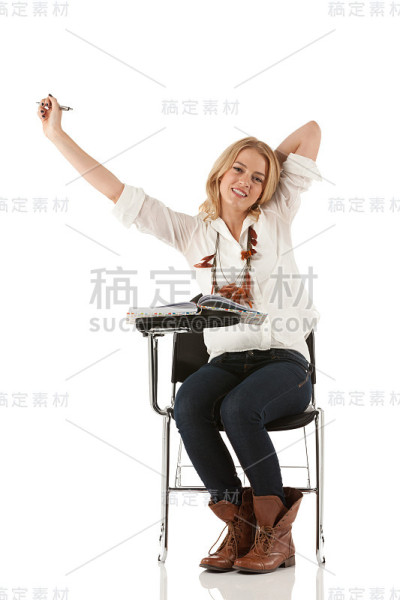 坐在写字椅上的女人