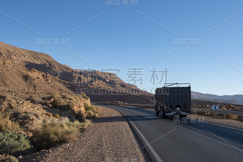 穿过阿特拉斯山脉的道路