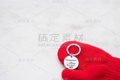 以石头为背景，代表父亲节里孩子拿着爱的钥匙链送给父亲的礼物场景