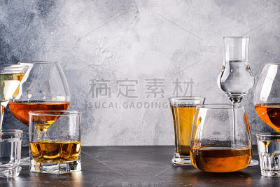 一套强烈的酒精饮料在玻璃杯中分类:伏特加，干邑，龙舌兰，白兰地和威士忌，格拉帕，利口酒，苦艾酒，酊剂